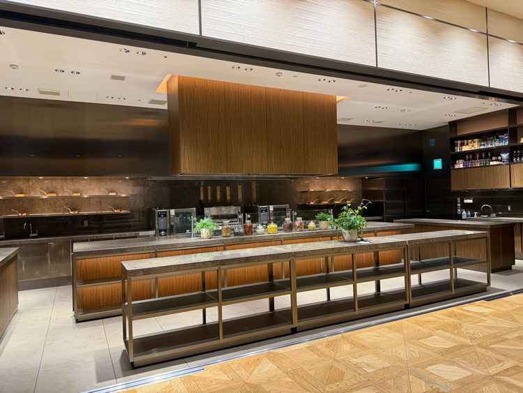 披露宴会場レジデンスバジルのオープンキッチン。シェフが5人いて出来立ての料理が運ばれてくる。
