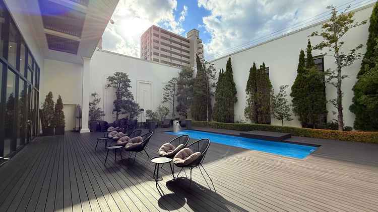 ヴィクトリアハウスのガーデンです。ここでデザートビュッフェもできるようです。