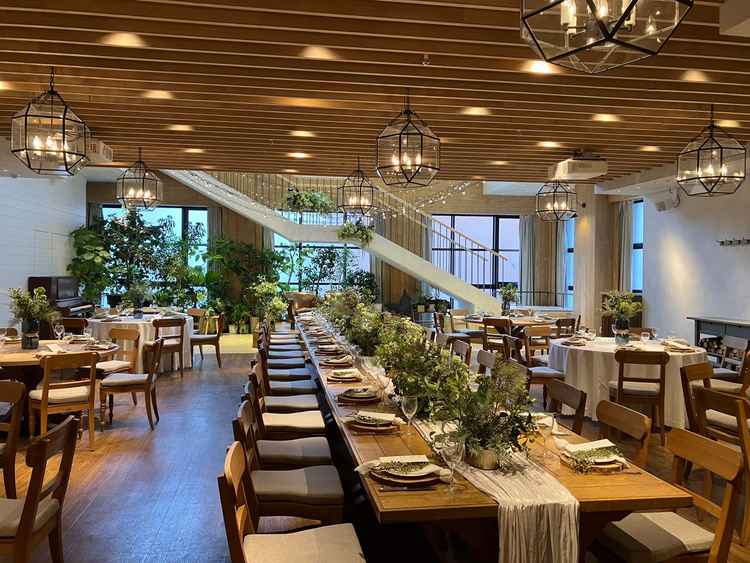 2パターンあるうちの披露宴会場の一つです。木に囲まれておりナチュラルな雰囲気でした。