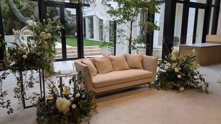 披露宴会場はとても華やかで、ソファの奥にはガーデンがあり、写真映えするかつ開放感に溢れてました。