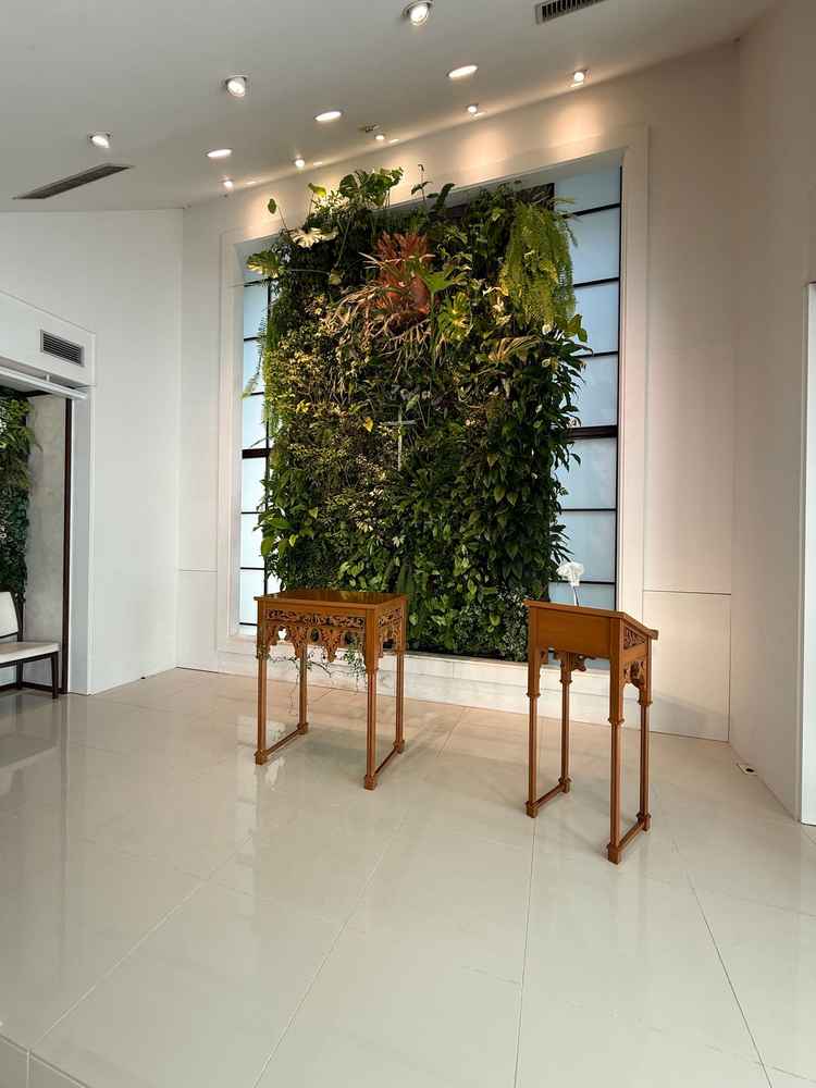 屋内のチャペルには、十字架の部分は本物の葉っぱでした。