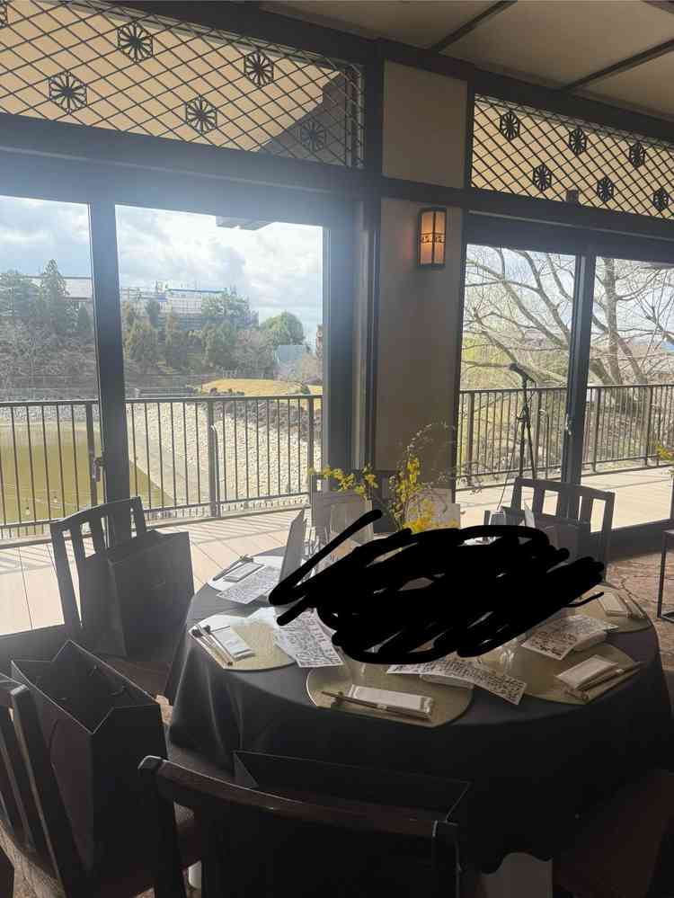 一面窓が素敵な披露宴会場