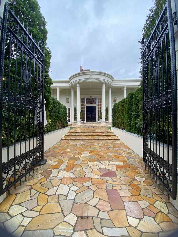 大きな門から見える入り口が綺麗でした