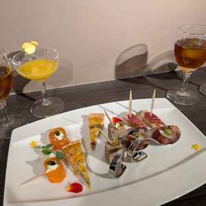 挙式後の立食パーティー。おいしい料理と飲み物がたくさん用意されてました。