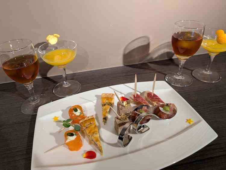 挙式後の立食パーティー。おいしい料理と飲み物がたくさん用意されてました。