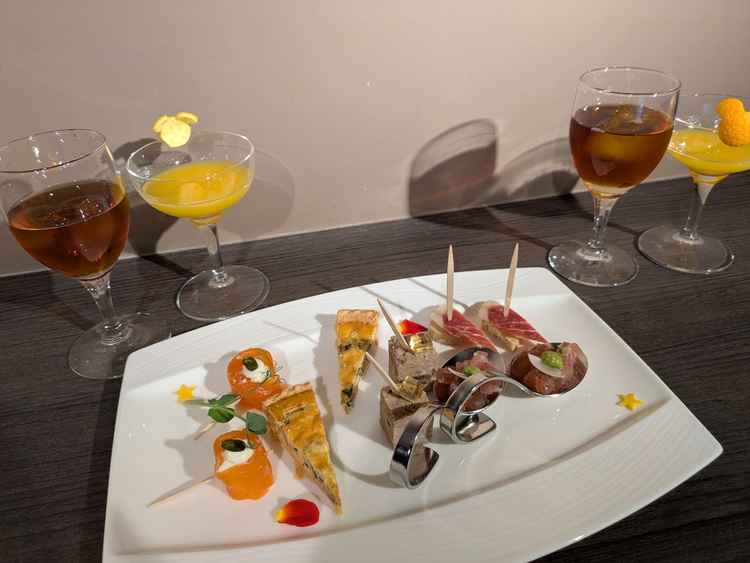 挙式後の立食パーティー。おいしい料理と飲み物がたくさん用意されてました。