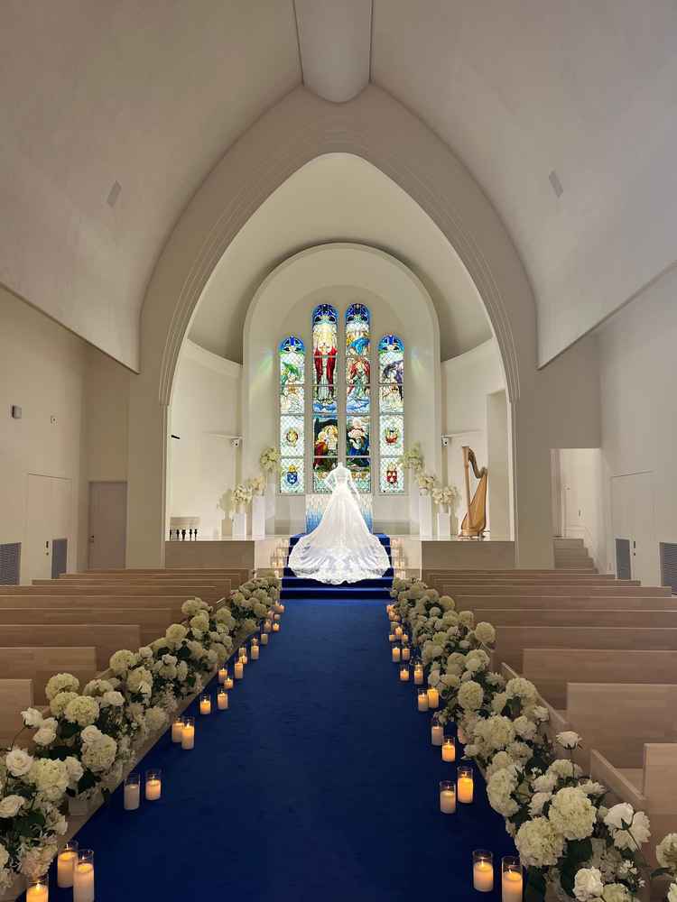 チャペルのバージンロードとスタンドグラス