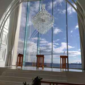 チャペルの窓も大きくて素敵