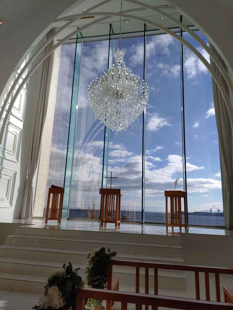 チャペルの窓も大きくて素敵