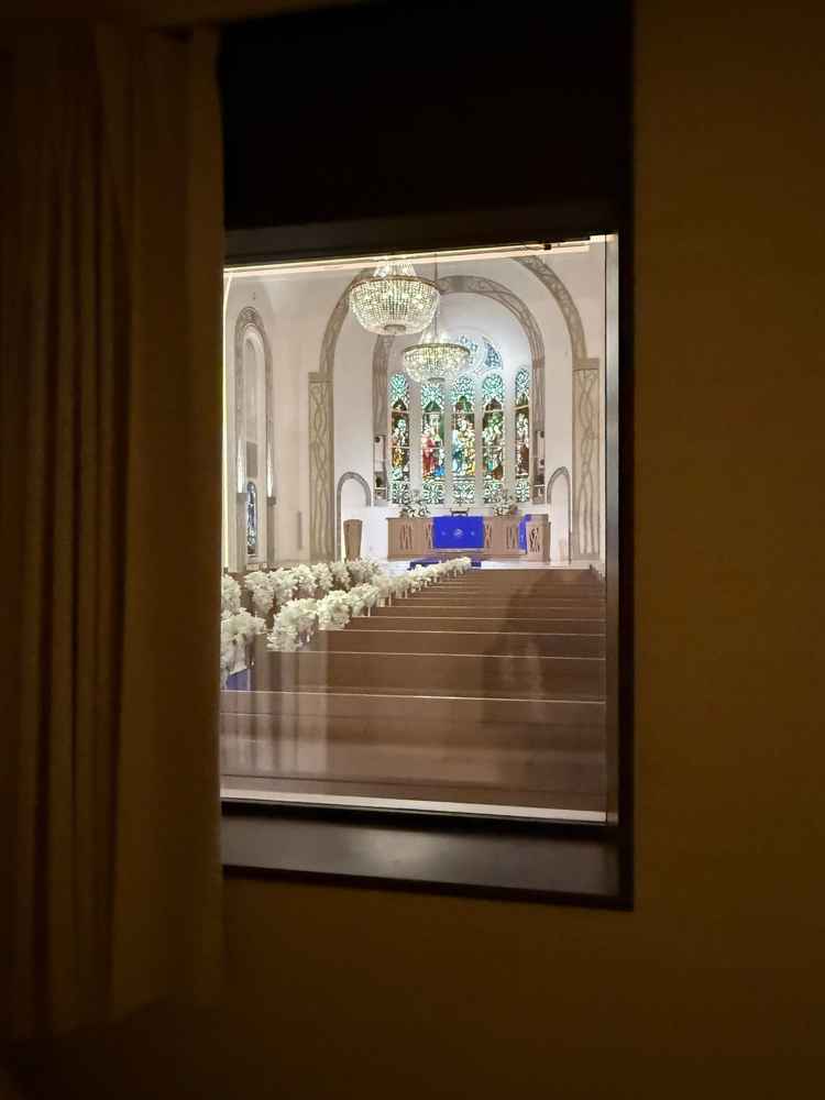 チャペルの防音室です。赤ちゃんが泣いてしまってもマジックミラーの窓から挙式を見ることができます。