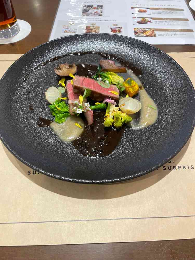 牛フィレ肉のグリエでトリュフのソースがかかっている