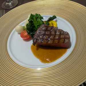 試食の肉料理。とても美味しかった。