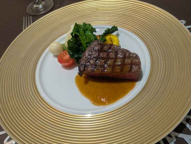 試食の肉料理。とても美味しかった。