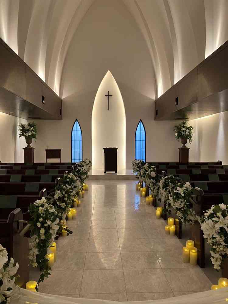 挙式会場。天井が高く、必要な日光だけだがさし神秘的な雰囲気の会場です。バージンロードも広く長いです。