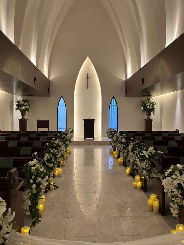 挙式会場。天井が高く、必要な日光だけだがさし神秘的な雰囲気の会場です。バージンロードも広く長いです。