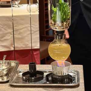 前菜で選択できる、名物のごぼうと大葉のスープの写真です。目の前で写真の調理を実施できるとのことでした