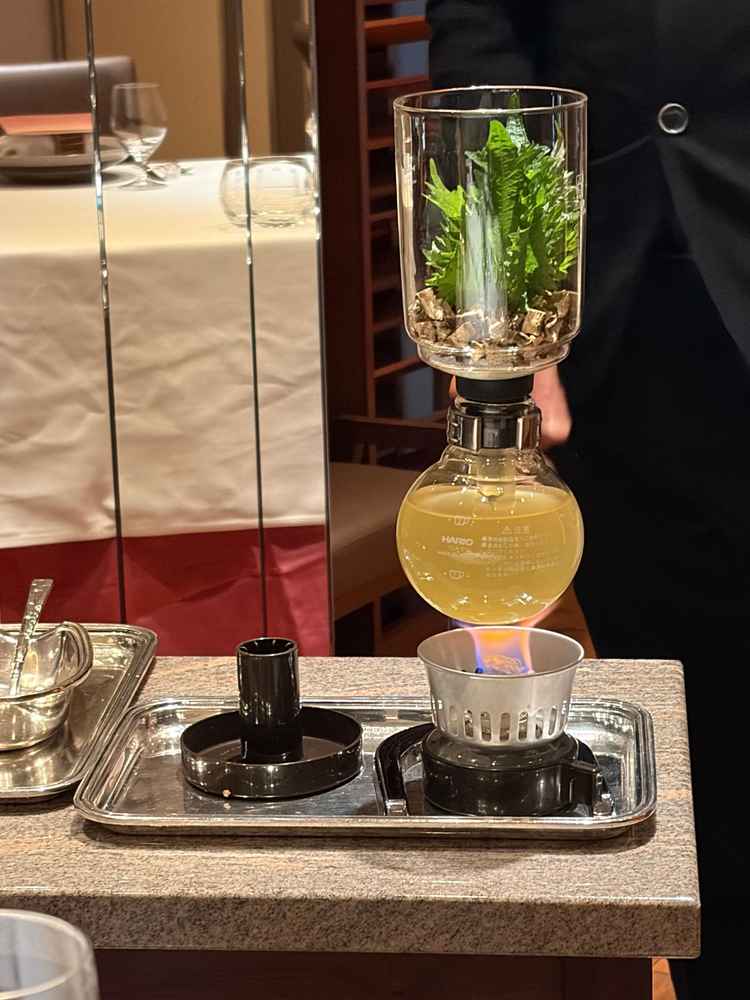 前菜で選択できる、名物のごぼうと大葉のスープの写真です。目の前で写真の調理を実施できるとのことでした