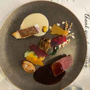 お肉はとても柔らかかった。赤ワインと白ワインのソースが特徴的だった。