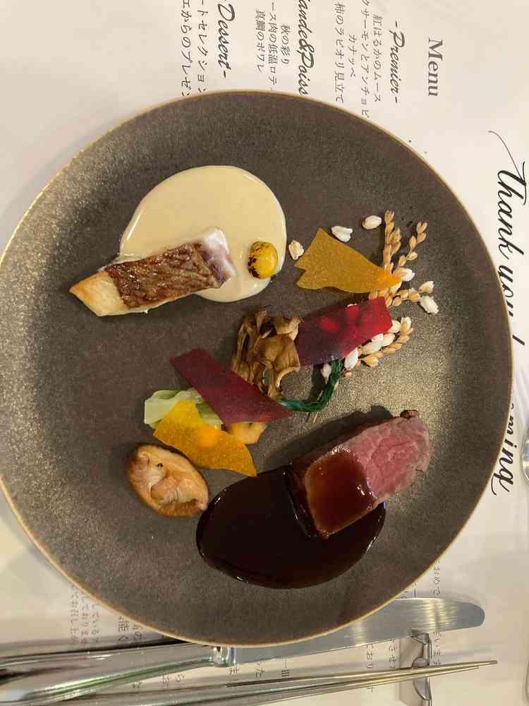 お肉はとても柔らかかった。赤ワインと白ワインのソースが特徴的だった。