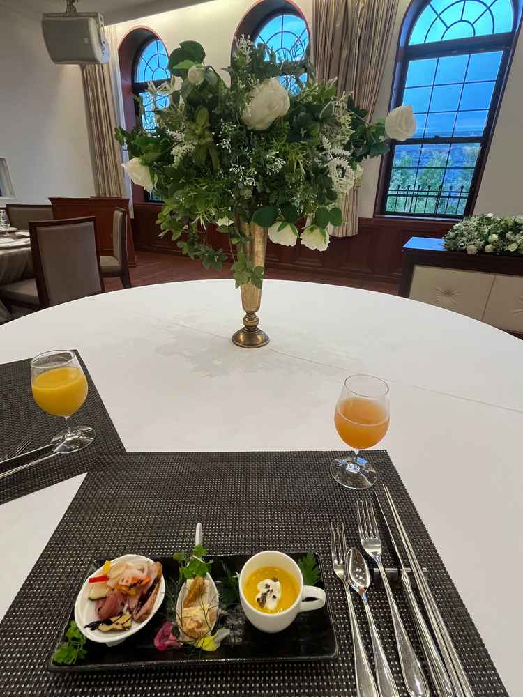 試食会を披露宴会場で行い、前菜のプレートをいただきました。窓から外の落ち着いた景色が見えて良いです。