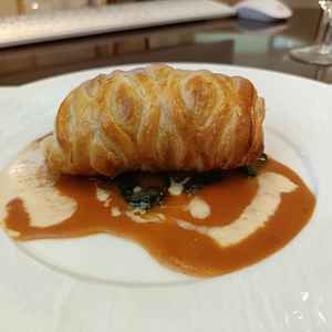 お料理。魚のすり身、大葉、チーズが入っている珍しいパイのような一品。美味しかった。