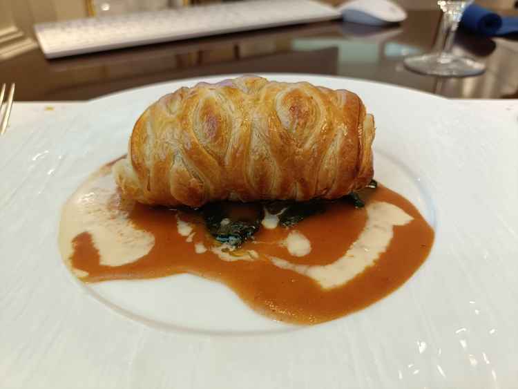 お料理。魚のすり身、大葉、チーズが入っている珍しいパイのような一品。美味しかった。