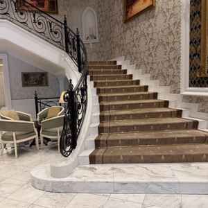 別館の階段。ドアのすぐ外にあり、階段入場演出も可能。