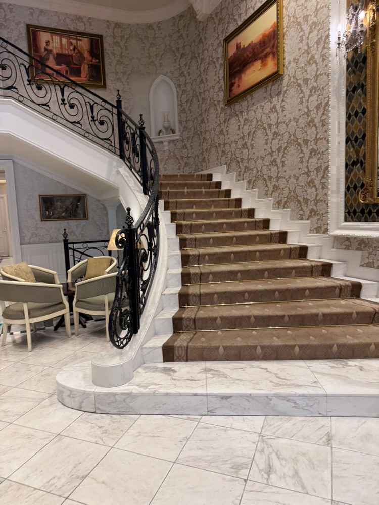 別館の階段。ドアのすぐ外にあり、階段入場演出も可能。