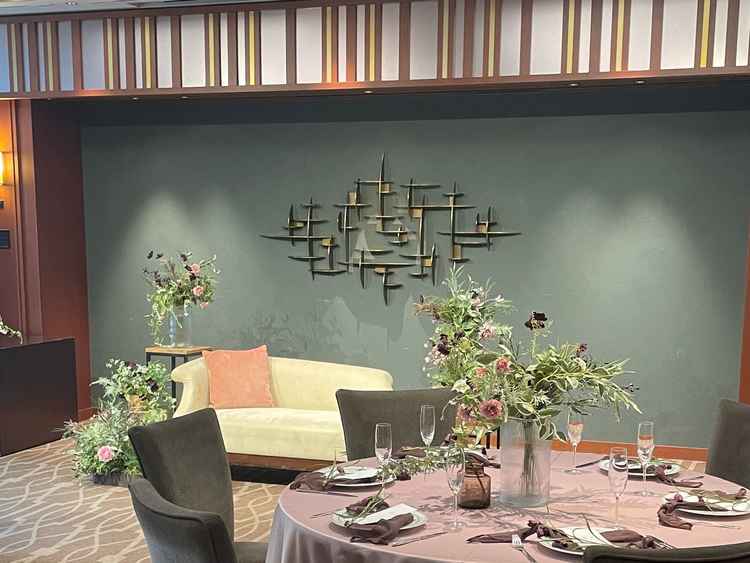 披露宴会場の新郎・新婦席です。ソファー式を見学しましたが、テーブル式は写真を見せてもらいました。