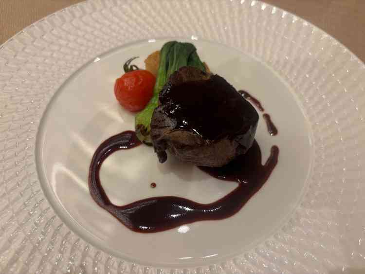 メインのお肉はとても柔らかく美味しかったです。