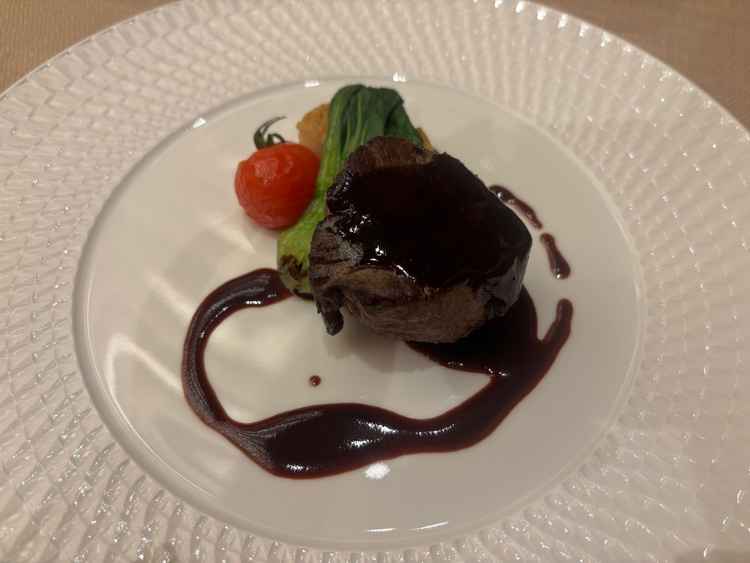 メインのお肉はとても柔らかく美味しかったです。