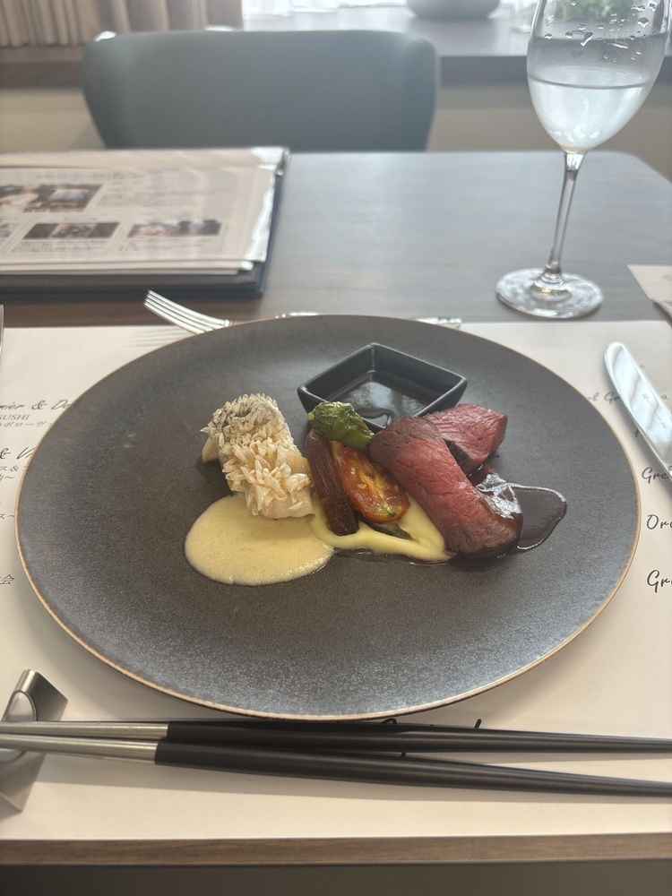 メインの甘鯛のウロコ焼きと牛ロース＆フィレ。甘鯛は3ランク、牛は2ランク上の料理でした。