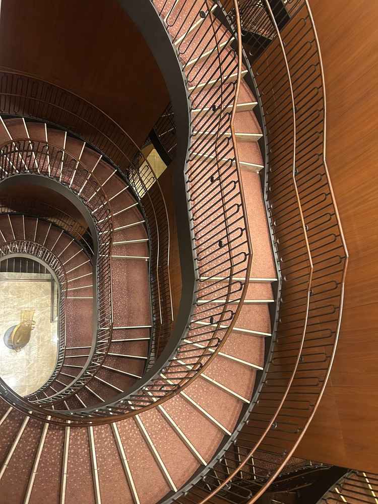 ファーストミートを行う螺旋階段です。