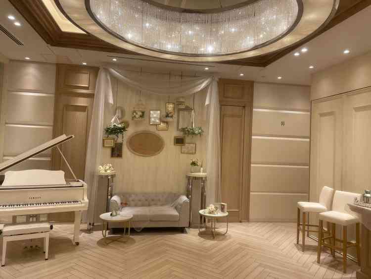 披露宴会場外にトイレ付き小部屋があり、披露宴がガラス越しに見えるので、子供と外に出ても中が見えて安心