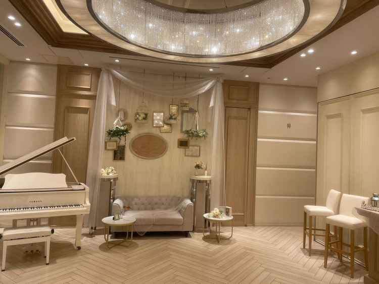 披露宴会場外にトイレ付き小部屋があり、披露宴がガラス越しに見えるので、子供と外に出ても中が見えて安心