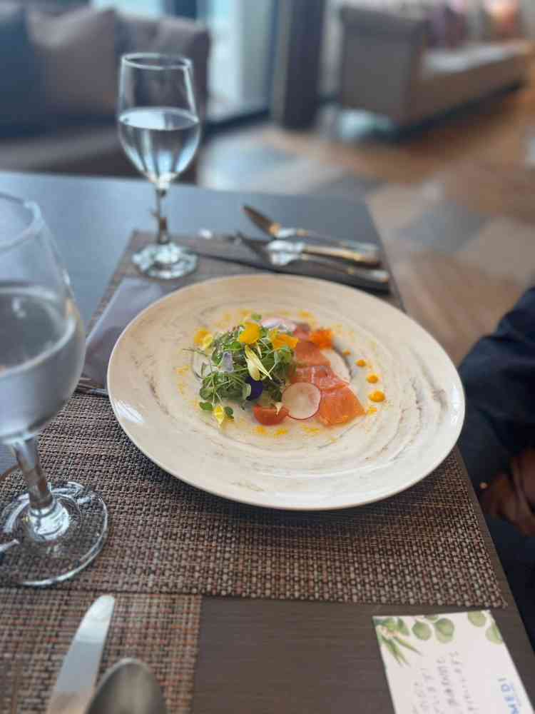 ソースや盛り付けにもこだわりがあり、燻製の演出に心が躍った。