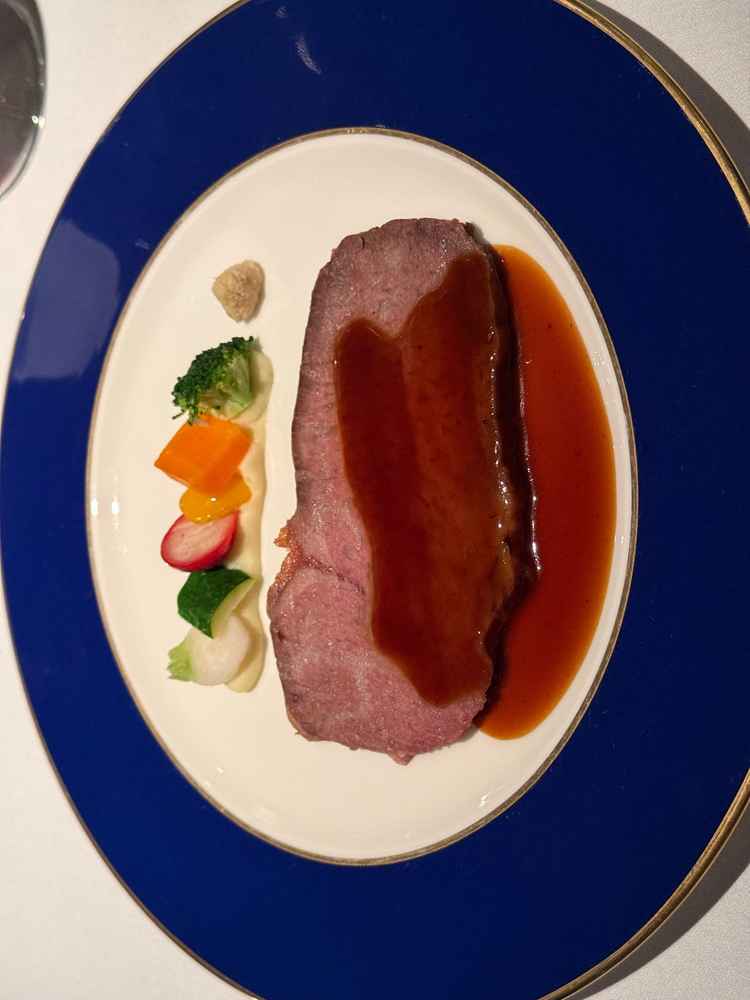 ローストビーフです。結婚式で出る料理とのこと。流石の美味しさでした。