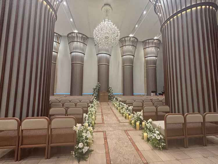 チャペル。正面を窓ガラス側ではなく、パイプオルガン側(＋5万)にもできるらしい