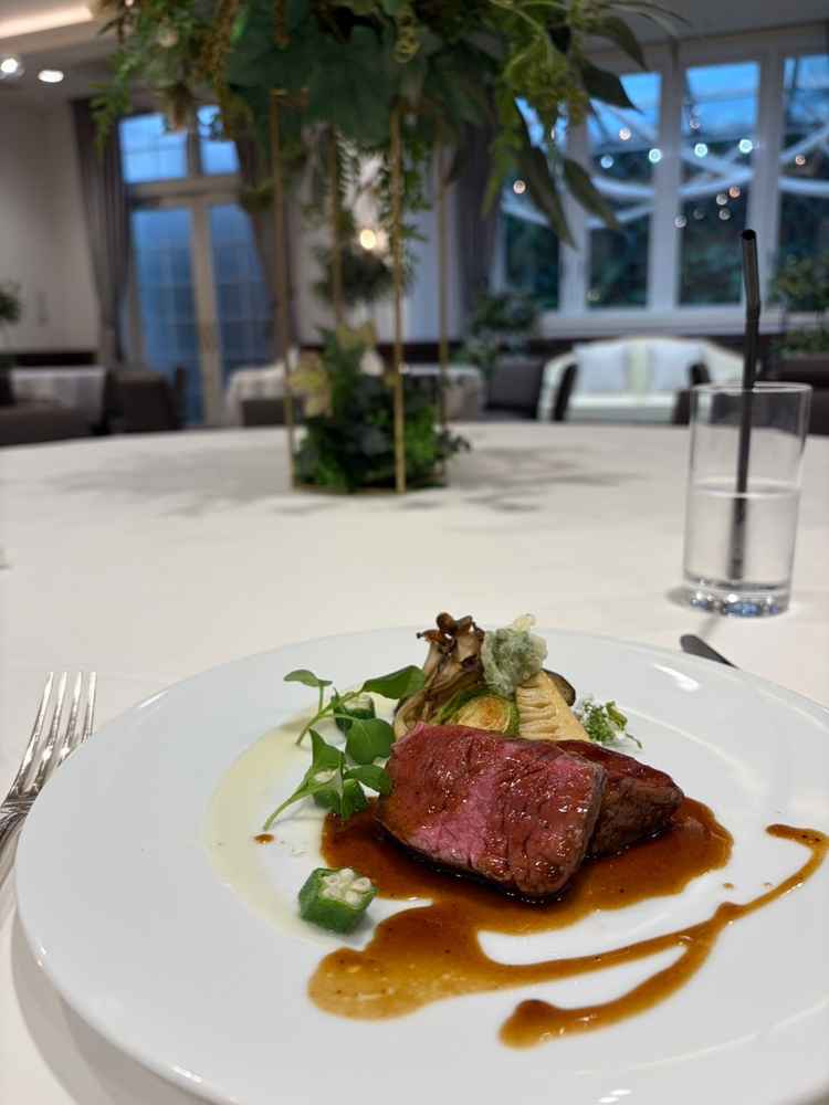 試食の肉料理。どの式場よりも柔らかい。