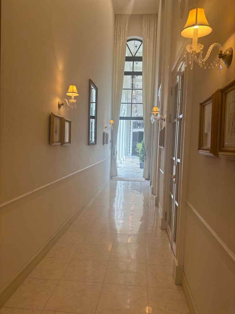 チャペルに向かう廊下に写真を飾れるのが良い