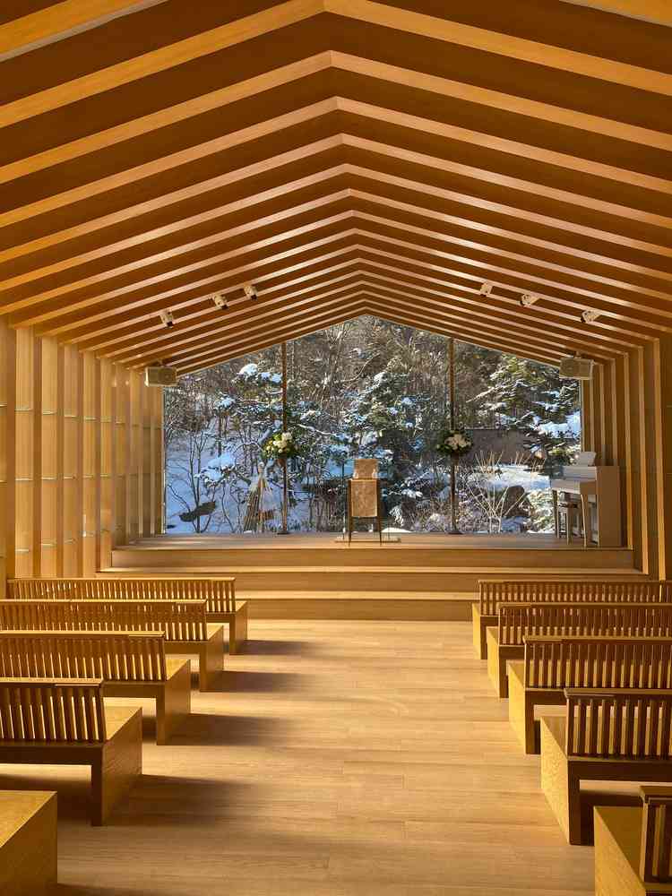 チャペルの写真です。陽の光が差し込み明るい雰囲気でした。