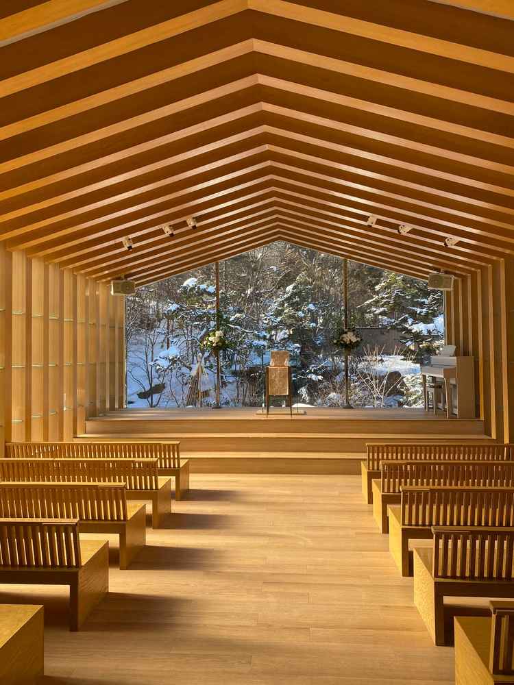 チャペルの写真です。陽の光が差し込み明るい雰囲気でした。