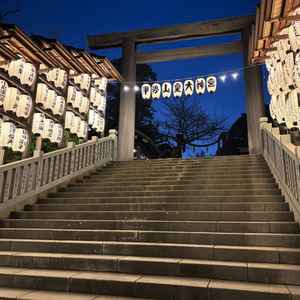 伊勢山神社の入り口。階段は広く、のぼりやすい。