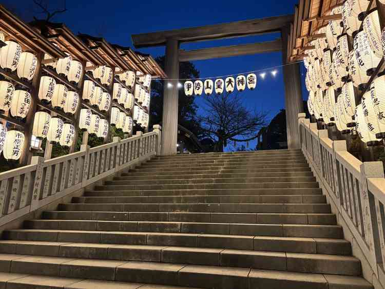伊勢山神社の入り口。階段は広く、のぼりやすい。