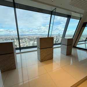 祭壇場はとてもシンプルな作りで段差も少なく景観がすごかった。名古屋城見える