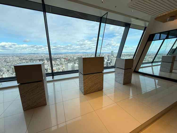 祭壇場はとてもシンプルな作りで段差も少なく景観がすごかった。名古屋城見える