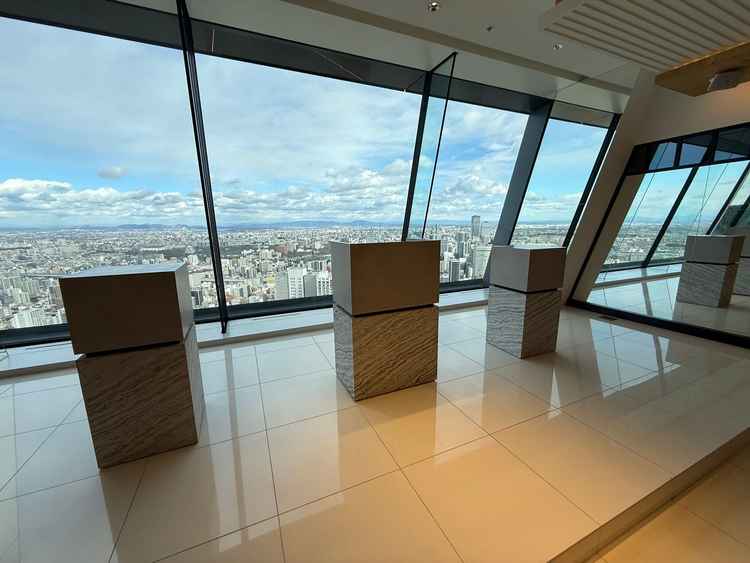 祭壇場はとてもシンプルな作りで段差も少なく景観がすごかった。名古屋城見える