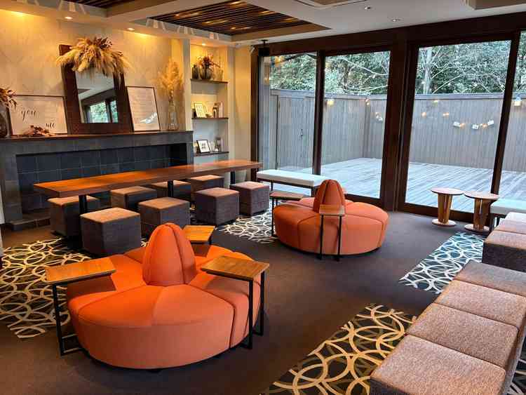 ゲストが待機するスペースも高級感のある配色で、写真を撮ったり楽しめる時間になりそうです。