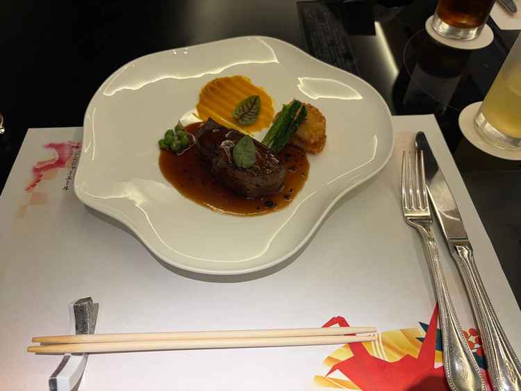 試食のお肉。何度か結婚式に参列したことあるけど、今までで1番美味しかった。食への満足度は高いと思う。