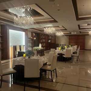 広々と余裕がありました。オープンキッチンもあり、料理も楽しめそうな空間です。